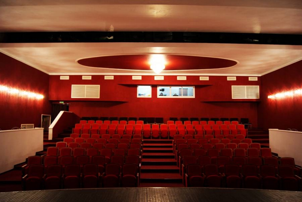изображение: Зал Молодежного Драматического Театра